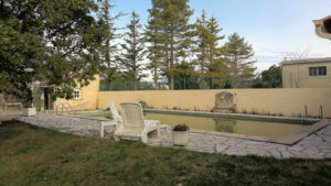 Piscine extérieure avec jardin verdoyant à Saint-Privat-des-Vieux