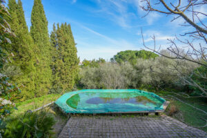 Piscine extérieure dans grand jardin à vendre à Alès