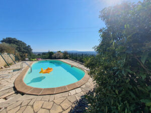 Piscine et terrasse ensoleillée dans une propriété familiale à Alès
