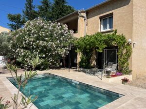 Piscine extérieure avec terrasse dans une villa à vendre à Bagnols-sur-Cèze, quartier résidentiel