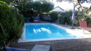 Piscine extérieure entourée de verdure