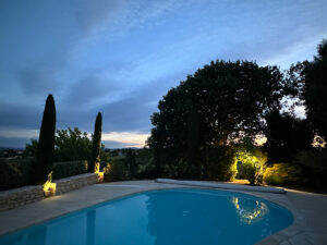 Piscine avec plage carrelée dans un jardin privé