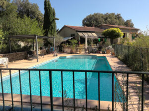 Espace piscine avec pool house dans une maison familiale à vendre à Anduze