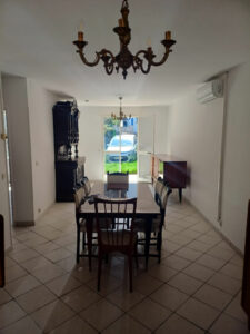 Salle à manger lumineuse dans maison à vendre au Martinet