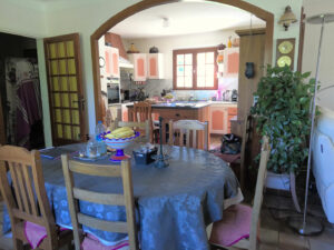 Salle à manger lumineuse dans une maison familiale à Anduze