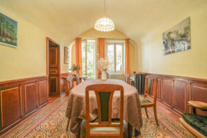 Première salle à manger lumineuse ouverte sur l’extérieur