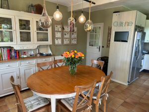 Salle à manger conviviale dans villa familiale
