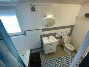 Salle de bain de l’appartement meublé situé à l’étage de l’immeuble