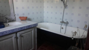 Salle de bain équipée d’une baignoire