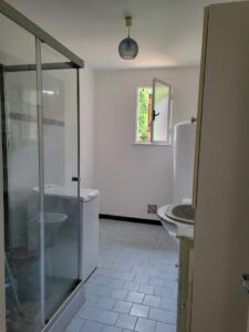 Salle de bain avec baignoire dans maison au Martinet