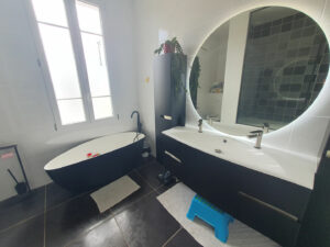 Salle de bain avec baignoire dans la maison à Cardet