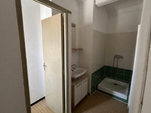 Salle de bain à moderniser dans l’un des logements de l’immeuble