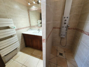 Salle de bain avec baignoire dans maison familiale à Alès