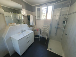 Salle d’eau moderne avec douche, maison à vendre à La Grand-Combe