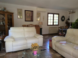 Salon convivial donnant sur la terrasse dans une maison à Anduze