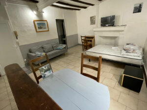 Studio meublé loué au rez-de-chaussée de l’immeuble à Alès