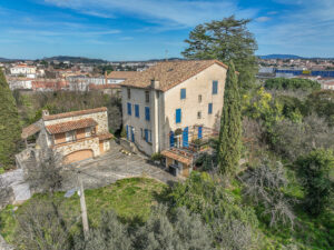 Vue d’ensemble de la maison familiale avec piscine à Alès