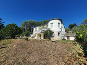 Vue d’ensemble de la maison et du terrain à vendre à Alès