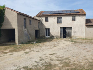 Façade extérieure de la dépendance située sur le terrain