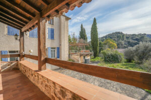 Vue de la maison et du jardin arboré à vendre à Alès