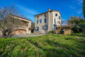 Vue dégagée sur la propriété avec terrain de 9285 m²
