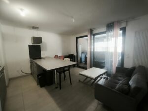 Pièce de vie rénovée avec accès à la loggia dans un appartement à louer à Montpellier Ovalie