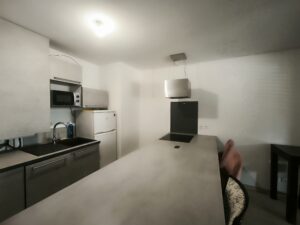 Cuisine fonctionnelle dans un appartement rénové à louer à Montpellier Ovalie