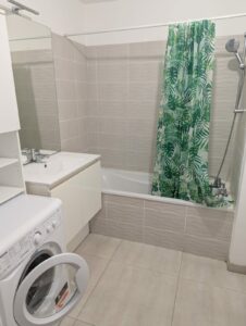 Salle de bains avec baignoire dans un appartement 2 pièces à Montpellier Ovalie