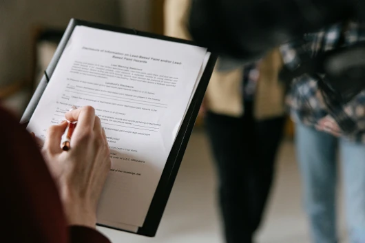 Acheteur inspectant un bien immobilier avec une checklist technique