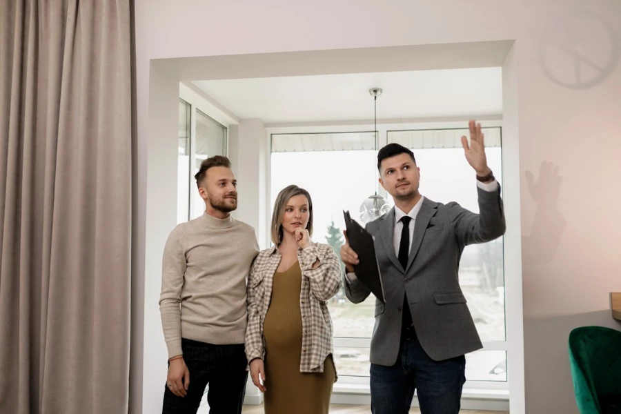 Visite immobilière d’un couple découvrant un bien avec un agent, en Occitanie